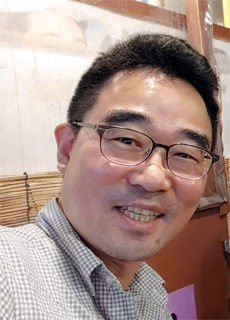 윈지코리아컨설팅, 한국갤럽, 미디어리서치, 리서치앤리서치, 한길리서치 등에서 기업, 언론, 공공기관, 정당 및 선거캠프의 전략 수립을 위한 조사업무를 담당해왔다. 『네거티브 아나토미』(공저), 『우다루프』, 『서베이 조사의 민낯 1, 2, 3』 등을 저술했다.