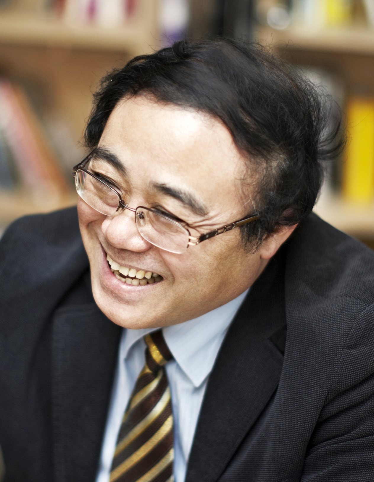 대중음악 평론가, 팝 칼럼니스트. MBC FM 「배철수의 음악캠프」, Mnet 「볼륨텐」 등 고정으로 출연하는 음악 프로그램도 많지만 방송용이 아닌 ‘글쓰기’에 의한 고전적 평론을 중심축으로 삼으며 음악웹진 이즘(www.izm.co.kr)을 운영하고 있다. 역서로는 『존 레논』, 저서로는 『시대를 빛낸 정상의 앨범』, 『록 그 폭발하는 젊음의 미학』, 『세계를 흔든 대중음악의 명반』, 『우리대중음악의 큰 별들』이 있다.