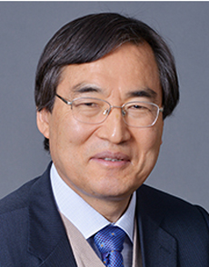 부경대 명예교수로 있으며, 부산문화재단 이사장 등을 지냈다. 저서에는 『지금, 이곳의 비평』, 『인문학적 사유와 글쓰기』, 『지역문학에서 지역문화 연구로』 등이 있다. 