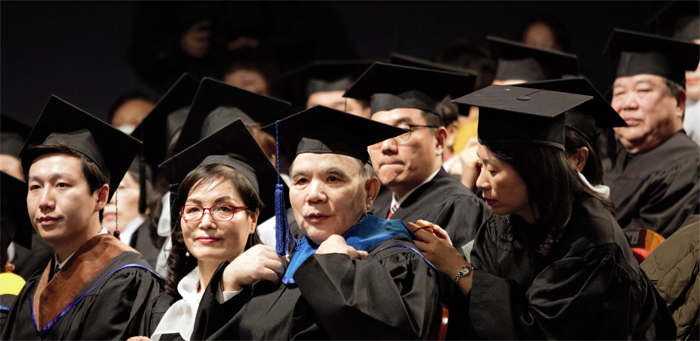 꿈과 열정이 있는 방송대 올해 14번째 학과에 도전하고 있는 이강운 학우(왼쪽에서 세 번째)가 지난 2월 동료 학우들과 함께 졸업식에 참여했다.
