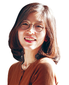 1994년 마케터로 출판계에 입문한 이후 출판평론가로 활동했다. 전국의 서점이란 서점은 다 뒤지고 다녔다. 『동네책방 생존 탐구』, 『우리시대 스테디셀러의 계보』 등을 썼다. 