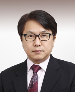 경기도 정보화위원회와 빅데이터위원회 위원으로 활동하고 있다. 지은 책으로 『광고는 어떻게 세상을 유혹하는가』, 『4차 산업혁명 상식사전』 등이 있다. 유튜브 채널(www.youtube.com/user/hobbits84)을 운영하면서 다양한 지식 나눔을 위한 활동을 활발하게 하고 있다. 