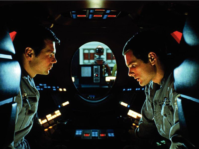 영화「2001: 스페이스 오디세이」의 우주 비행사들이 포드에 숨어서 우주선의 인공지능인 HAL 9000의 문제가 되는 행동을 논의하고 있다. 그러나 배경에 있는 인공지능 HAL은 두 비행사의 입술 움직임을 관찰해 둘의 대화를 엿듣는다. 사진=워너 브라더스
