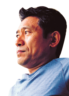 전남대 대학원에서 박사학위를 받았다. 저서로는 『조선의 유학자들, 켄타우로스를 상상하면 理와 氣를 논하다』, 『인지유학의 첫걸음』 등이 있고, 역서로는  『이정유서(二程遺書)』, 『이정외서(二程外書)』 등이 있다.  