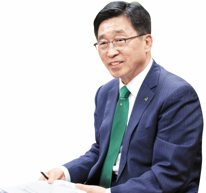 김춘진 한국농수산식품유통공사 사장 △전북 부안 출생 △전주고 △경희대 치의학사 △경희대 대학원 석,박사(보철학) △인제대 박사(보건학) △제17, 18, 19대 국회의원 △국회 보건복지위원회 상임위원장 △더불어민주당 전북도당 공동도당위원장 △아시아 태평양지역 국제보건 국회의원 포럼 초대의장 △국회 국제보건의료포럼 회장 △민주당 무상급식추진특별위원회 위원장 △국회도서관 이용 최우수상(2011~2015) △국정감사 최우수 상임위원장상 △대한민국 헌정대상(2011~2015) △국회 입법 및 정책개발 최우수 의원