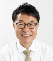 고려대를 나와 연세대 대학원에서 공학석사를 마치고, 폴란드 바르샤바대에서 경영학 박사과정을 수료했다. 광릉 국립수목원 영어 숲 해설가로 활동하고 있으며, 글로벌 청년사업가 GYBM 태국 멘토단 단장, (사)미래경영협회 이사를 겸하고 있다. 
