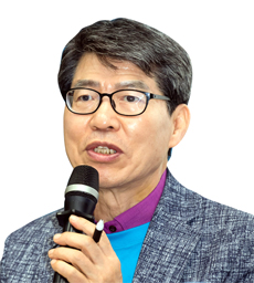 소통과 시간관리 및 리더십 강의를 하고 있다. 한편 안중근 홍보대사와 한국장학재단에서 멘토로 활동 중이다. 