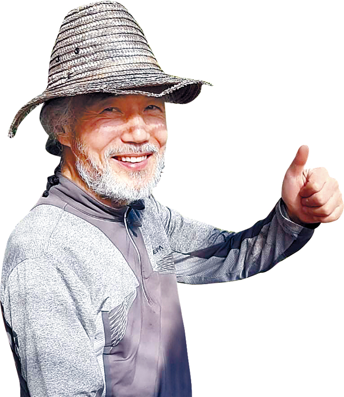 이정복 동문은 움직이는 게 살아있음의 증거라고 말한다. 영남 알프스 트레이러닝 완주할 때 모습.