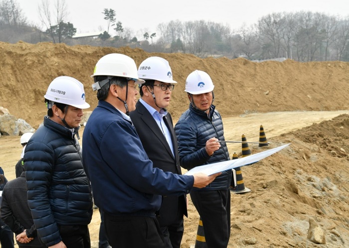 김 동문은 양평군수 당시 현장성을 강조한 지자체장이었다. 그는 “지자체장은 반드시 늘 배우고 생각해야 한다. 그 배움의 장은 바로 ‘현장’”이라며 “오랜 공무원 생활을 통해 모든 문제의 원인은 현장에 있고, 해결방법 역시 현장에 있음을 체득했기 때문”이라고 밝혔다. (사진=김선교 의원실 제공)