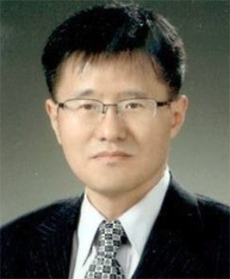 국어 연구로 상명대, 동국대에서 박사학위를 받았다. ‘훈민정음 해례본’에 관한 연구로 연세대에서 세 번째 박사학위를 받았다. 지은 책에는 『훈민정음 해례본 입체강독본』등 다수가 있다. 
