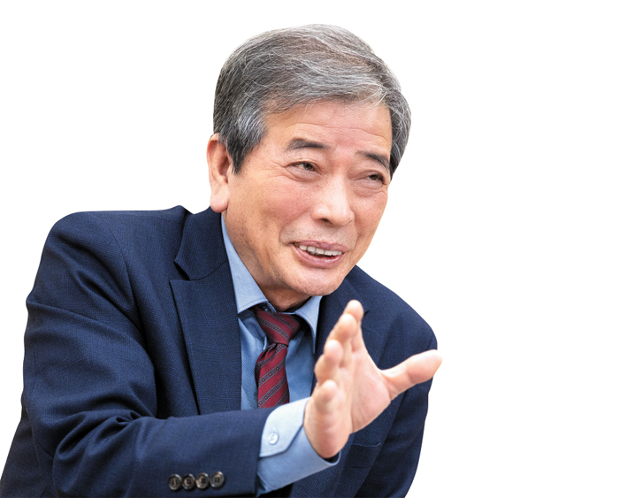 김진경 국가교육회의 의장△대전고 △서울대 △서울대 국어국문학 석사 △한성고우신고양정고전동중 교사 △대통령비서실 교육문화비서관 △중국 소주대 초빙교수 △대통령직속 국가교육회의 기획단장(1기), 의장(2~4기) △저서: 고양이 학교, 거울 옷을 입은 아이들, 밀림으로 돌아간 악어가죽 가방, 그림자 전쟁 등. 사진 제공=국가교육회의