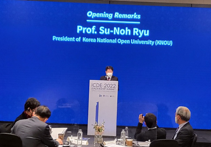 ‘2022 국제원격교육협의회(ICDE) 총장단 회의’에서 개회사를 하고 있는 류수노 총장.