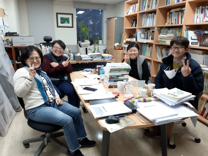 교육학과와 사회복지학과의 전공과목인 「학교사회복지론」의 교재인 『학교사회복지론』을 완성하기 위해 (사진 왼쪽부터)유해숙 원장, 서강민 방송대사회복지사협회 이사장, 김영빈 교수, 그리고 출판문화원의 이현구 편집자가 함께 교정 작업을 하고 있다. 사진 제공=김영빈 교수