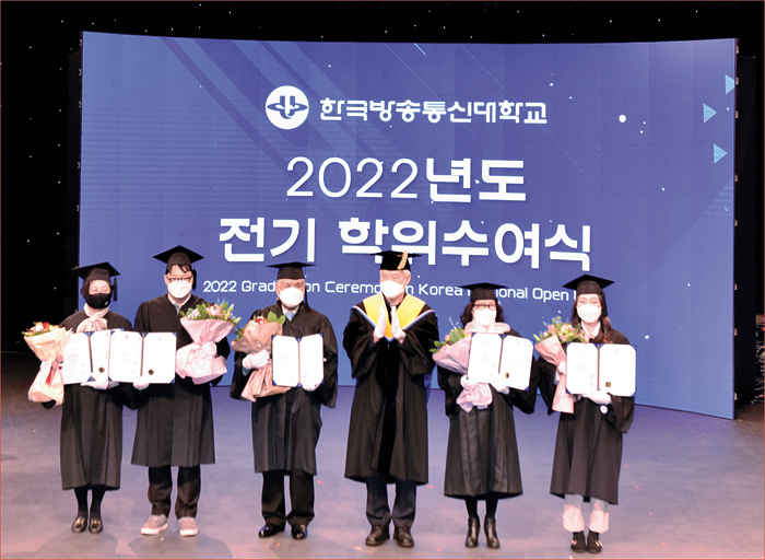 연단 수상 졸업생들을 축하하는 김성수 총장 직무대리(사진 오른쪽에서 세번째)