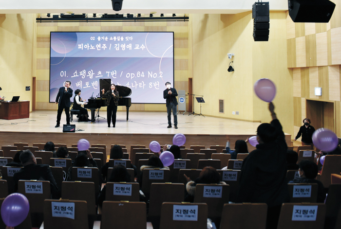 졸업 축하 공연에서 사회복지학과 교수들이 트로트「무조건」을 개사해 부르며 춤을 추는 모습.