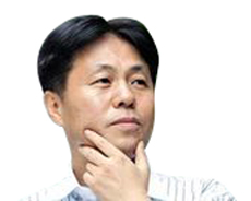 시집 『섣달그믐』,『온다던 사람 오지 않고』, 시간의 그물』등과 시선집『길 위의 식사』,『오래된 농담』등을 냈다. 방송대 대학원 문예창작콘텐츠학과에서 강의하고 있다. 