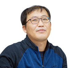 장편소설 『야살쟁이록』,『똥개행진곡』등과 소설집『경찰서여 안녕』,『모내기 블루스』등을 발표했다. 방송대 대학원 문예창작콘텐츠학과에서 강의하고 있다.  