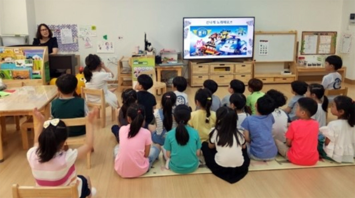 은 동문이 유치원에서 장애공감교육을 하는 모습.