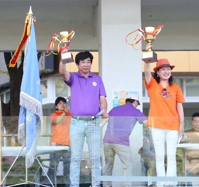 (사진 왼쪽부터)장봉은 서총회장이 준우승컵을. 이춘매 서울총동회장이 우승컵을 높이 들고 있다.