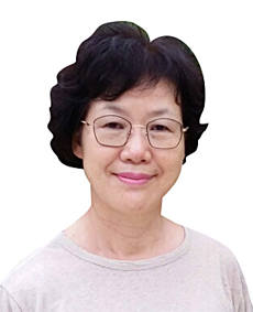 연구공간 수이제 대표로 있으며, 저서로『이안 와트의 소설발생론과 장르정치학』,『어두운 그리스』등이 있다.  