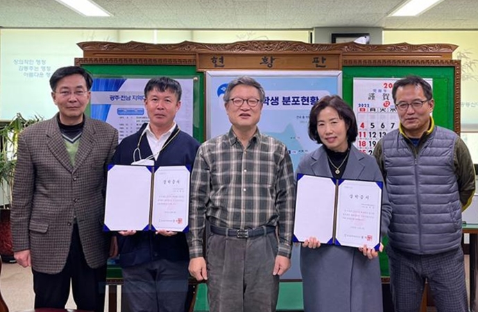 지난 3일, 조승현 학장이 이대진, 류현선 학우에게 장학증서를 전달했다.