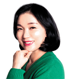 국가무형문화재 제92호 태평무 이수자이며, 대구광역시무형문화재 제18호 수건춤 보존회장, (사)한국민족춤협회 경남지회장으로 있다.
