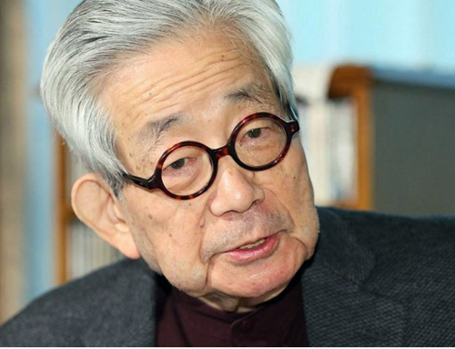 2023년 3월 3일 타계한 오에 겐자부로는 2014년 12월 4일자 도쿄신문과의 인터뷰에서 “헌법 9조를 지키는 것, 평화를 바라는 것이 삶의 근본”이라고 지적하면서 “(일본)정부가 말하는 ‘적극적 평화주의’는 헌법 9조에 대한 본질적인 도전이다”라고 비판했다. 그는 일관되게 평화와 호헌(護憲)의 태도를 취하면서 작가로, 시민으로 살아왔다. 그 삶의 근저에는 장애를 지닌 아들에게서 배운 ‘공생의 가치’가 놓여 있다고 할 수 있다. 사진출처=東京新聞