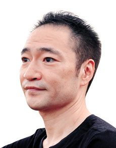 타계한 노벨문학상 수상 작가인 오에 겐자부로는 소설적 후계자로 호시노 도모유키를 지목하며 ‘국가를 흔들리게 하는 규모’의 소설을 쓰고 있다고 말했다.『깨어나라고 인어는 노래한다』『오레오레』『밤은 끝나지 않는다』『호노오』『어수룩한 사람』등을 썼으며, 국내에는 대표 소설집『인간은행』,『디어 프루던스』등이 소개됐다.