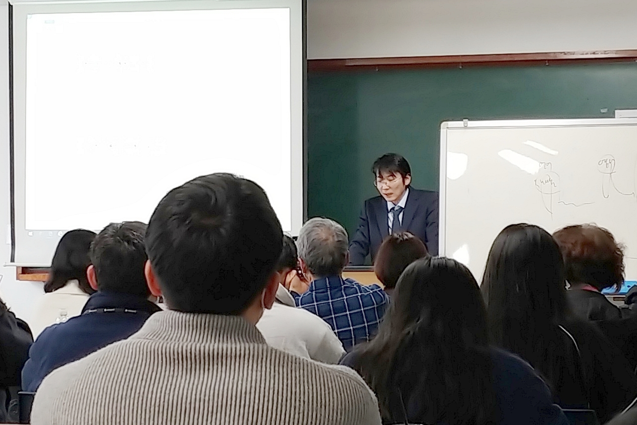 3월 개강과 함께 전국 13개 지역대학에서 방송대의 꽃 ‘출석수업’이 진행되고 있다. 심지현 학생기자가 출석수업 현장을 찾았다. 사진은 이민열 교수(법학과)의「헌법의기초」출석수업 장면이다.