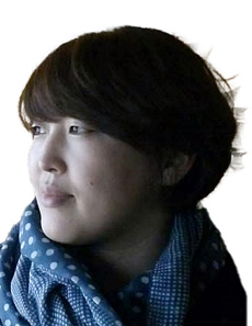 2001년 〈현대문학〉을 통해 등단했다. 시집 『피터래빗 저격사건』, 『가벼운 마음의 소유자들』, 『우유는 슬픔 기쁨은 조각보』 등을 발표했다. 