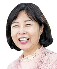 방송대 농학과에 재학하고 있으며, 성균관대 겸임교수로 가르치고 있다.『식물처럼 살기』,『유학과 사회생물학』,『식물에서 길을 찾다』등의 책을 썼다. 