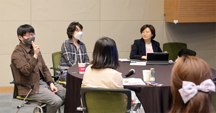 박동우 교수(왼쪽)가 미래원격교육연구원이 개최한 교수법 간담회에서 강의 노하우를 소개하고 있다.