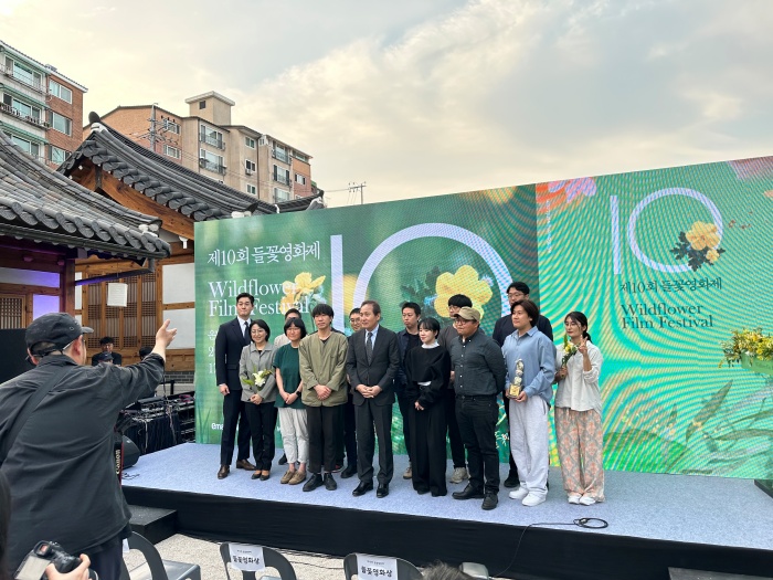제10회 들꽃영화제 시상식에 안성기 배우를 비롯한 수상자들이 단상에 섰다. 사진 제공=들꽃영화제