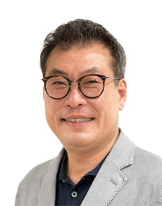 서울대에서 박사학위를 받았다. 한국구비문학회 연구이사 등을 지냈으며, 『창조신화의 세계』『한국-동유럽 구비문학 비교연구』 『신화의 세계』 등을 썼다. 비교신화 연구에 깊은 관심을 두고 있다. 