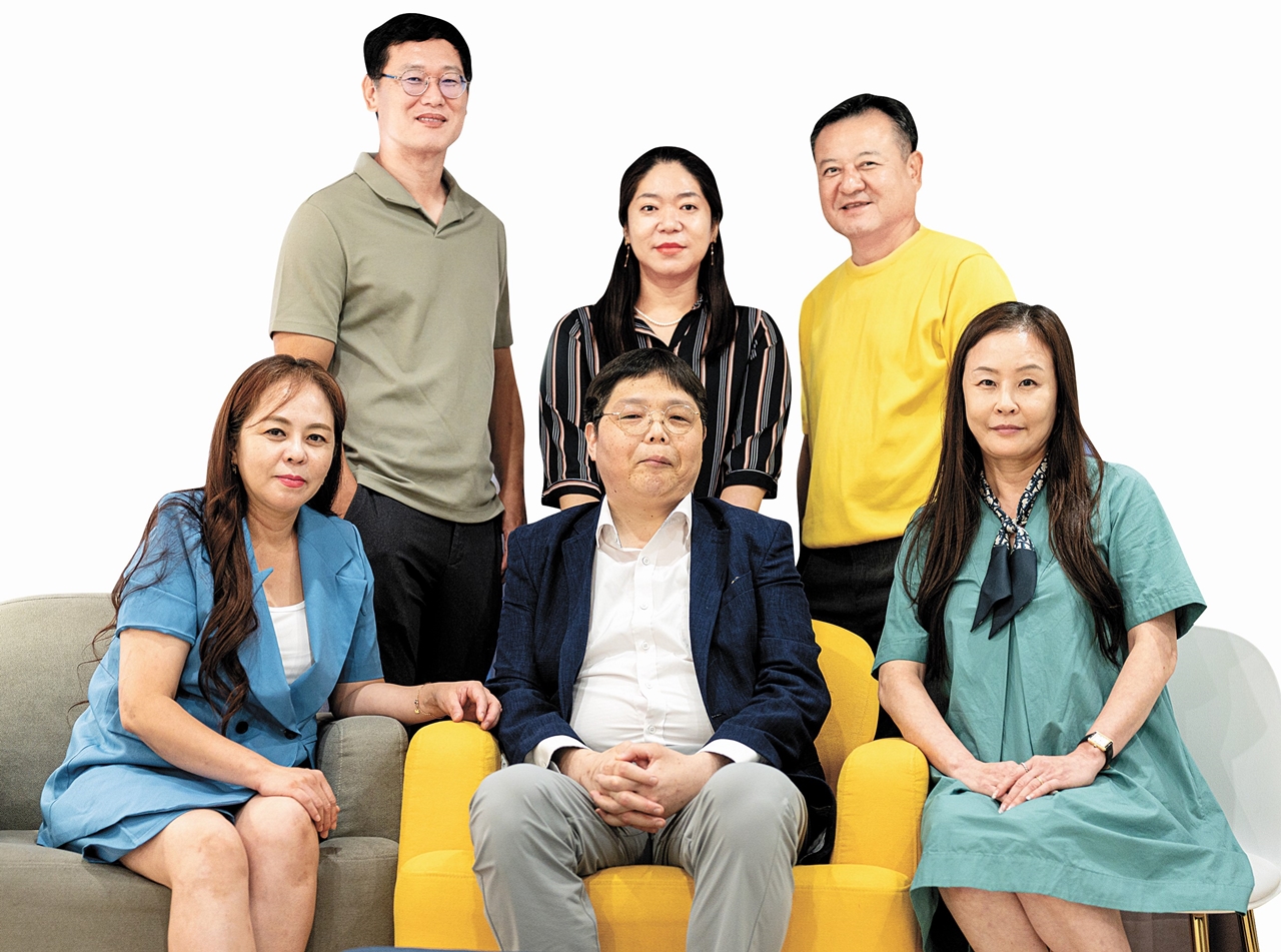 뒷줄 왼쪽부터 시계 방향으로 김인숙, 엄해림, 임지환, 김혜정, 최재선, 강영주 학우. 50·500 발전기금 모금에 동참한 이들의 노력이 앞으로 어떤 변화의 계기를 만들지 궁금하다.