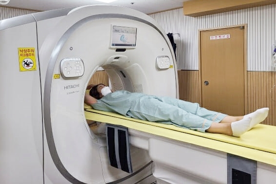 흉부 CT 검사를 받고 있는 환자 모습. 이후 CT 결과를 영상판독전문의가 AI의 보조를 받아 분석하게 된다.