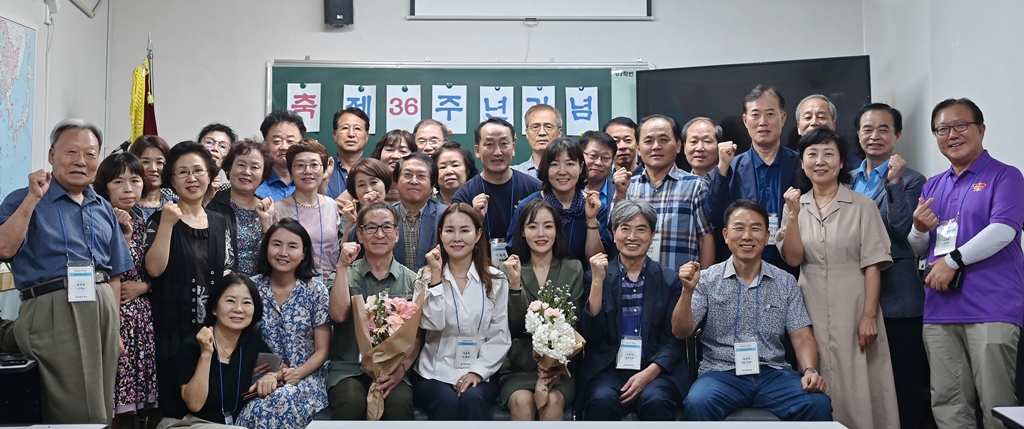 창립 36주년 기념 행사를 마치고 스터디 회원들이 기념사진을 촬영했다. 앞열 앉아있는 이들 가운데 흰색 블라우스를 입은 이윤희 그룹장, 한 사람 건너 서주석 강남서초스터디 7대 동문회장, 정상덕 17대 총동문회장이다.