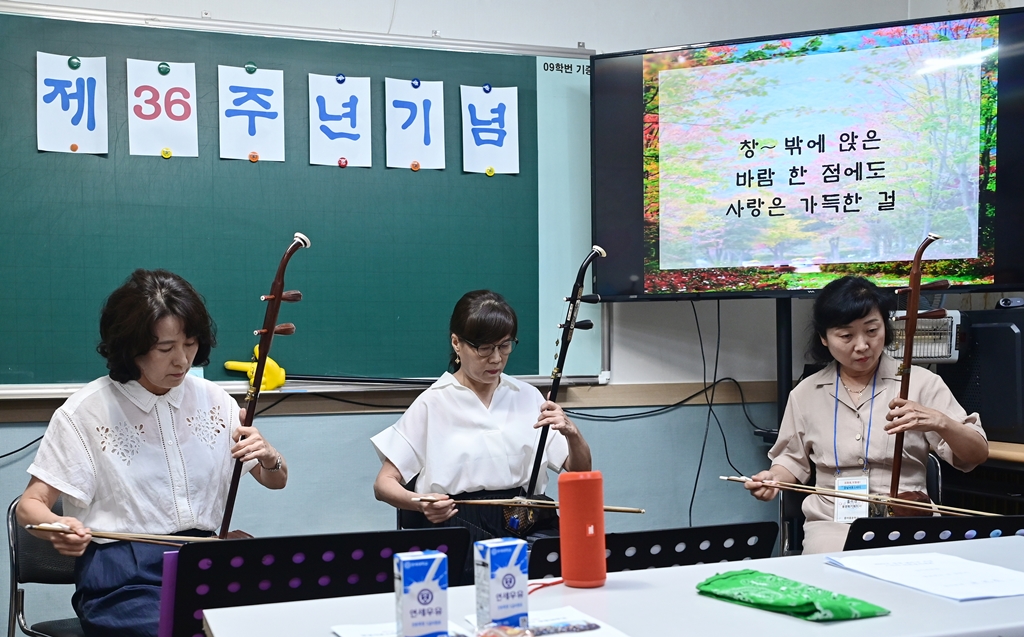 창립36주년을 기념해 중국전통악기 얼후 공연을 선보이고 있는 조미영, 김성란, 홍미경 동문(사진 왼쪽부터). 강남서초스터디는 졸업후에도 꾸준히 참여하는 동문 선배들이 많다.