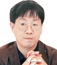 홍익대 대학원에서 미술비평으로 박사학위를 받았다. 단국대 초빙교수로 있다.『미술사 입문자를 위한 대화』『광장: 미술과 사회 1900-2019-국립현대미술관 50주년 기념전』『동아시아 예술 담론의 계보』(공저) 등을 썼다. 