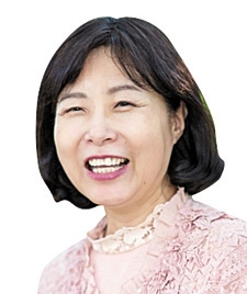 다방면에 학문적 관심이 많은 동양철학 연구자이며 칼럼니스트이다. 방송대 농학과 늦깎이 학생이기도 하다. 지은 책으로는『식물처럼 살기』,『유학과 사회생물학』,『식물에서 길을 찾다』 등이 있다. 