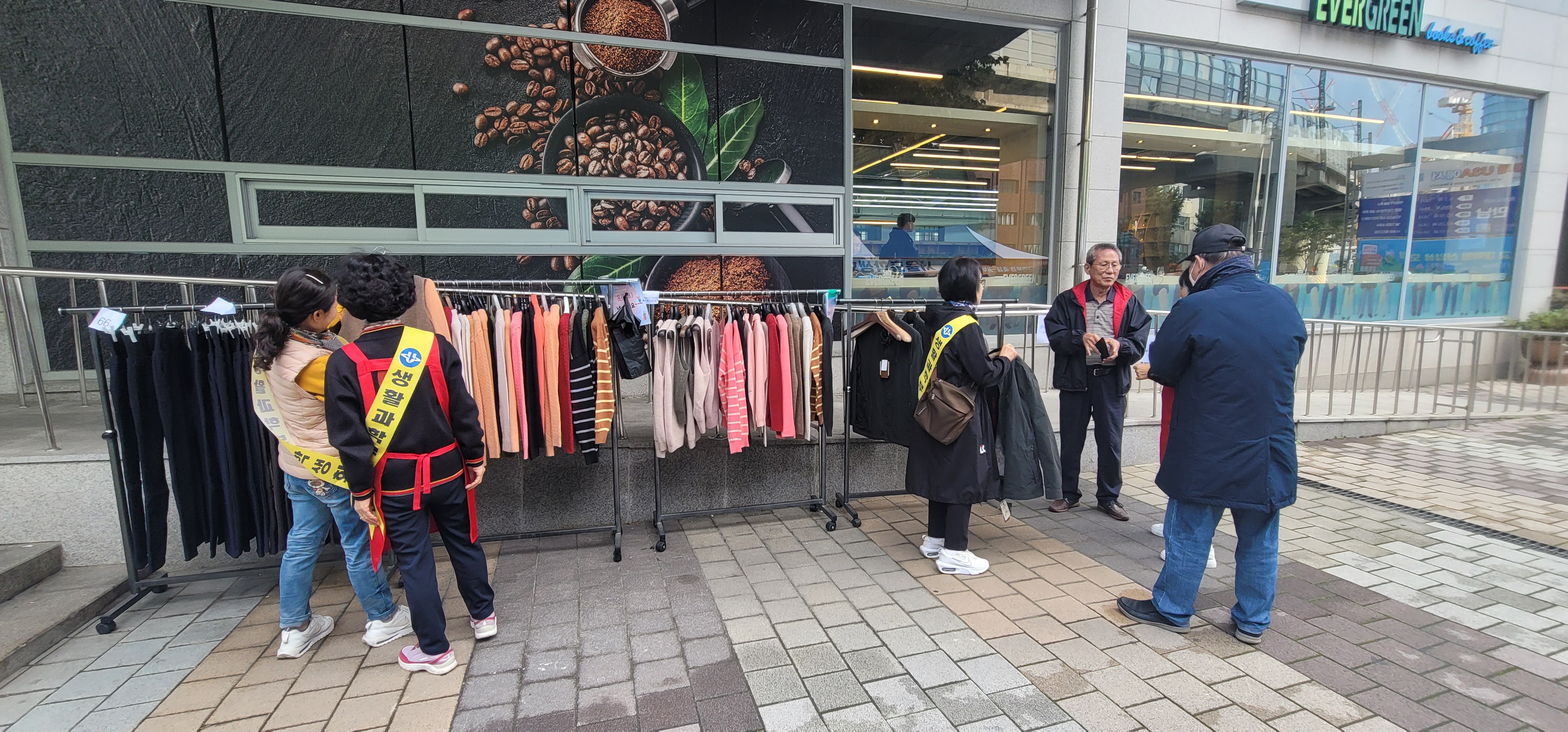 생활과학부 학우들이 옷을 판매하고 있는 모습