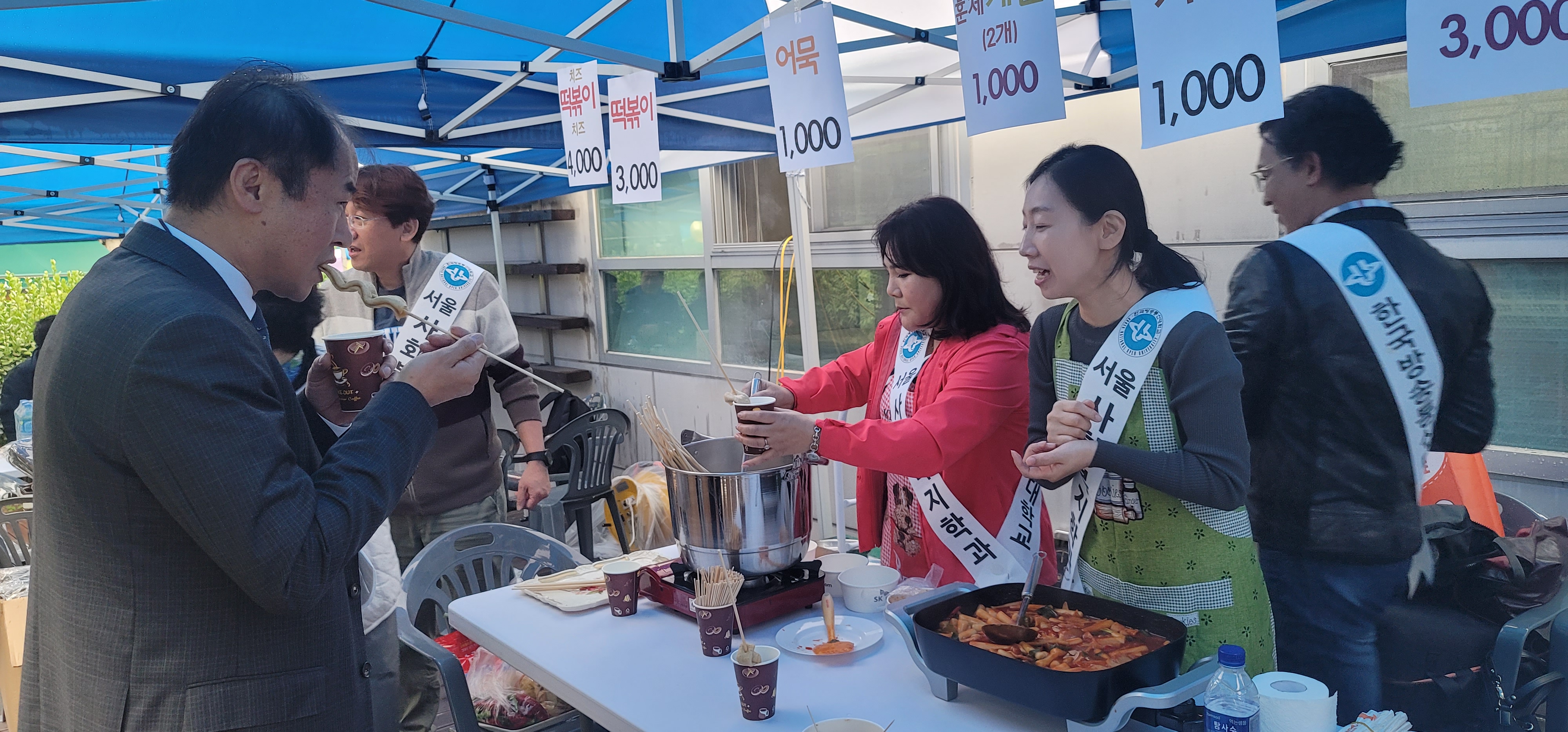 총장님이 학우들과 음식을 나누어 먹고 대화를 나누는 모습