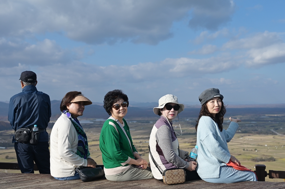 소이산전망대에서 함께 참가한 부산 동문 일행과 함께. 왼쪽부터 이순남, 손금산, 필자, 김규랑 동문이다.