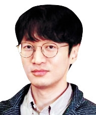 서울대 의과대학 인문의학교실에서 의학박사 학위를 받았다.『2023 대한민국 대전망』(공저) 등이, 옮긴 책으로는『정의의 아이디어』『세계사를 바꾼 전염병 13가지』등을 썼다.