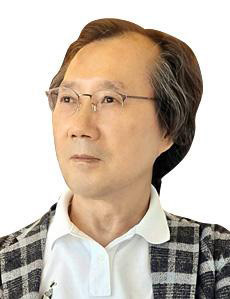 영어학자이지만, 뒤늦게 중앙아시아사를 공부해 박사학위를 받았다. 차와 여행을 좋아해 『茶의 고향을 찾아서』『문명의 뒤안 오지 사람들』『중앙아시아 인문학 기행: 몽골 초원에서 흑해까지』등을 썼다. 