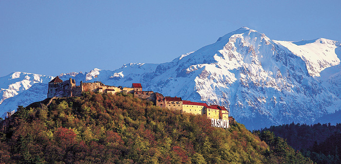 부체기 산맥(남부 카르파티아)이 있는 루마니아 중부 브라쇼브 카운티의 중세 요새인 라슈노프 성채의 전망. 루마니아의 역사와 문화를 엿볼 수 있는 곳의 하나다. 사진 출처=www.nationsonline.org