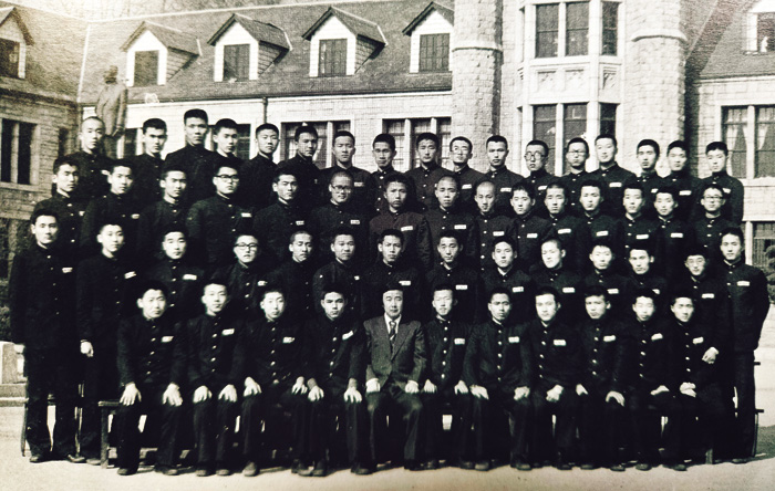 중앙고등학교 3학년 3반 졸업 사진. 맨 뒷줄 왼쪽 두 번째가 기형도, 맨 앞줄 왼쪽에서 두 번째가 이강 시인이다. 당시 기형도의 키는 180cm 정도였고 마른 체형에 눈썹이 짙었다. 이강 시인은 1학년, 3학년 때 기형도와 같은 반이었다고 회고했다.