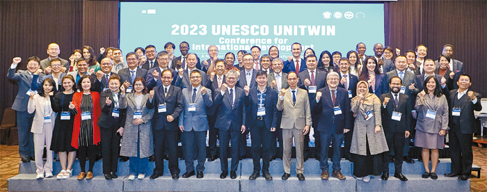 방송대가 2023년 11월 1일 서울 마포 가든호텔에서 12개국 대학 총장과 연구진 등이 참여한 가운데 ‘2023 유네스코 유니트윈 국제콘퍼런스’를 개최했다.