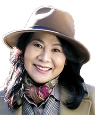 교육학과와 대학원 문예창작콘텐츠학과를 마쳤다. 조용필의 노래 「여행을 떠나요」「미지의 세계」「그대 발길 머무는 곳에」 등의 곡에 작사를 해 ‘조용필 전담 작사가’로 불렸다.