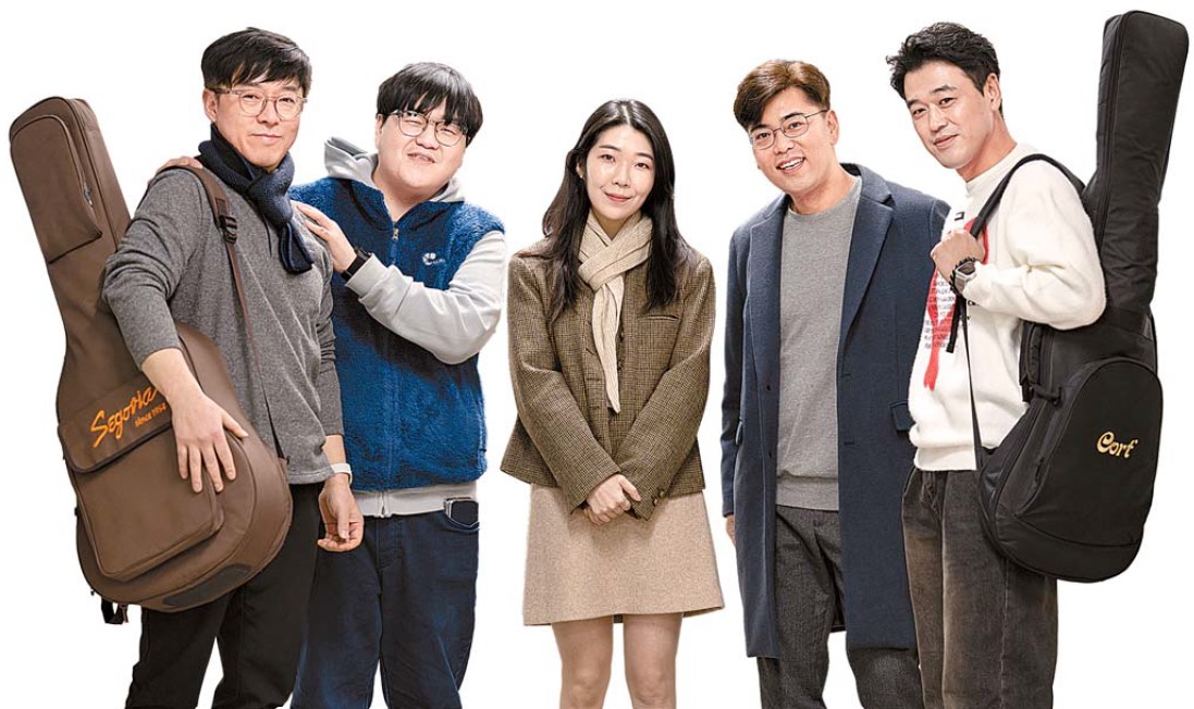 왼쪽부터 로망밴드의 멤버인 신형철(기타, 50대), 최연우(드럼, 20대), 김아현(건반, 30대), 이정관(보컬, 40대), 신영수(베이스, 40대). 이들은 로망밴드가 학우들에게 위로를 건넬 수 있으면 좋겠다고 말한다. 1월 6일 전북지역대학에 멤버들이 함께 모였다.